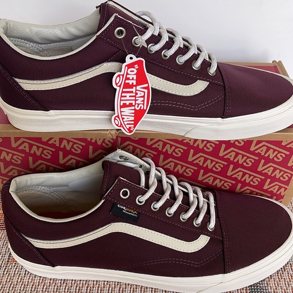 Vans Men’s Old Skool
Cordura Port Royale/Marsh
VN0A4BW2DOQ
Sneakers - Picture 2 of 16